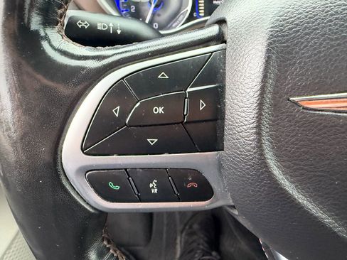 Used 2019 Chrysler Pacifica Touring-L image 21