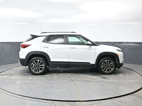 Used 2025 Chevrolet TrailBlazer LT w/ Driver Confidence Package image 4