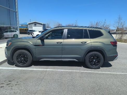 Used 2024 Volkswagen Atlas Peak Edition SE image 3