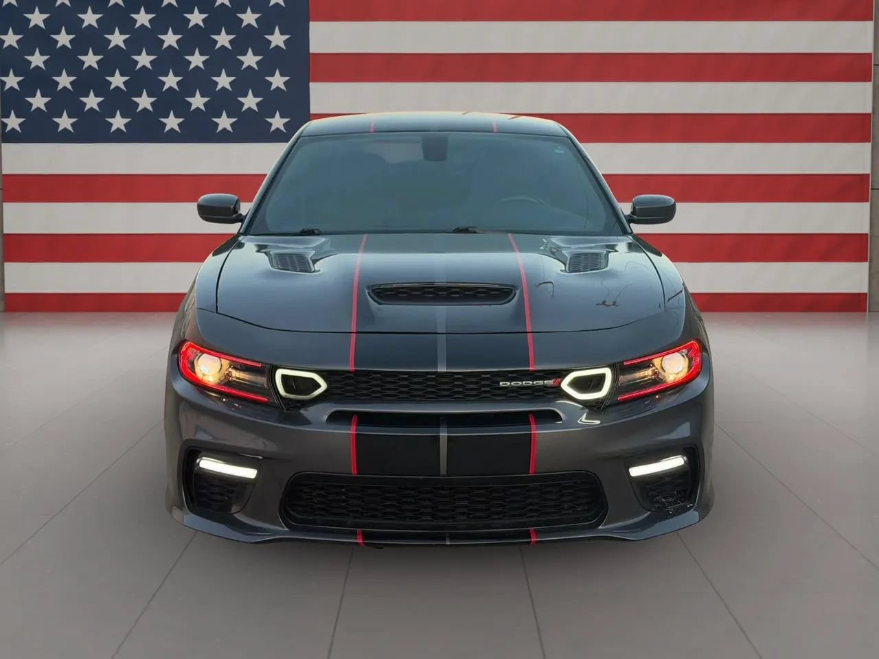 Used 2018 Dodge Charger SXT RWD image 2