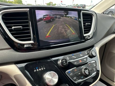 Used 2023 Chrysler Pacifica Touring-L FWD image 20