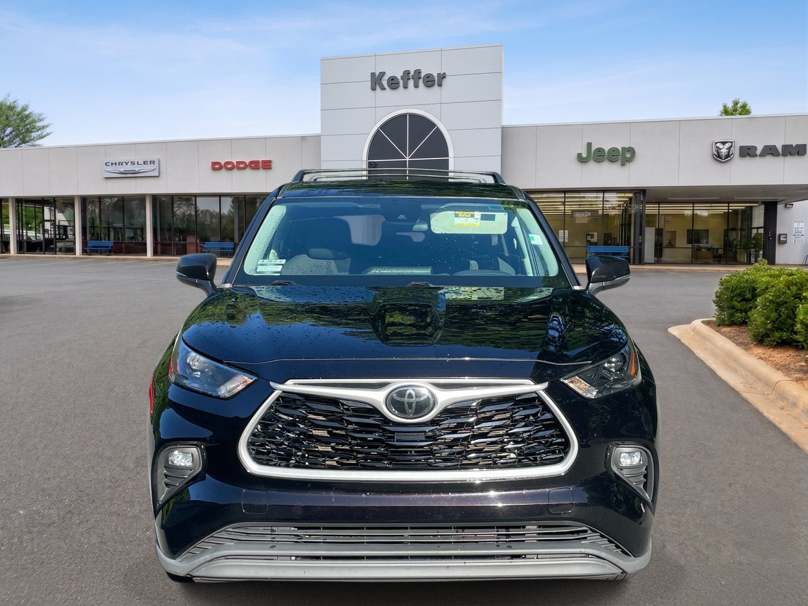 Used 2022 Toyota Highlander LE FWD image 2