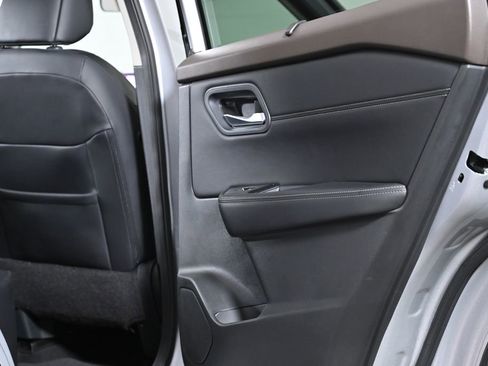 Used 2023 Nissan Rogue SV w/ SV Premium B Package image 32