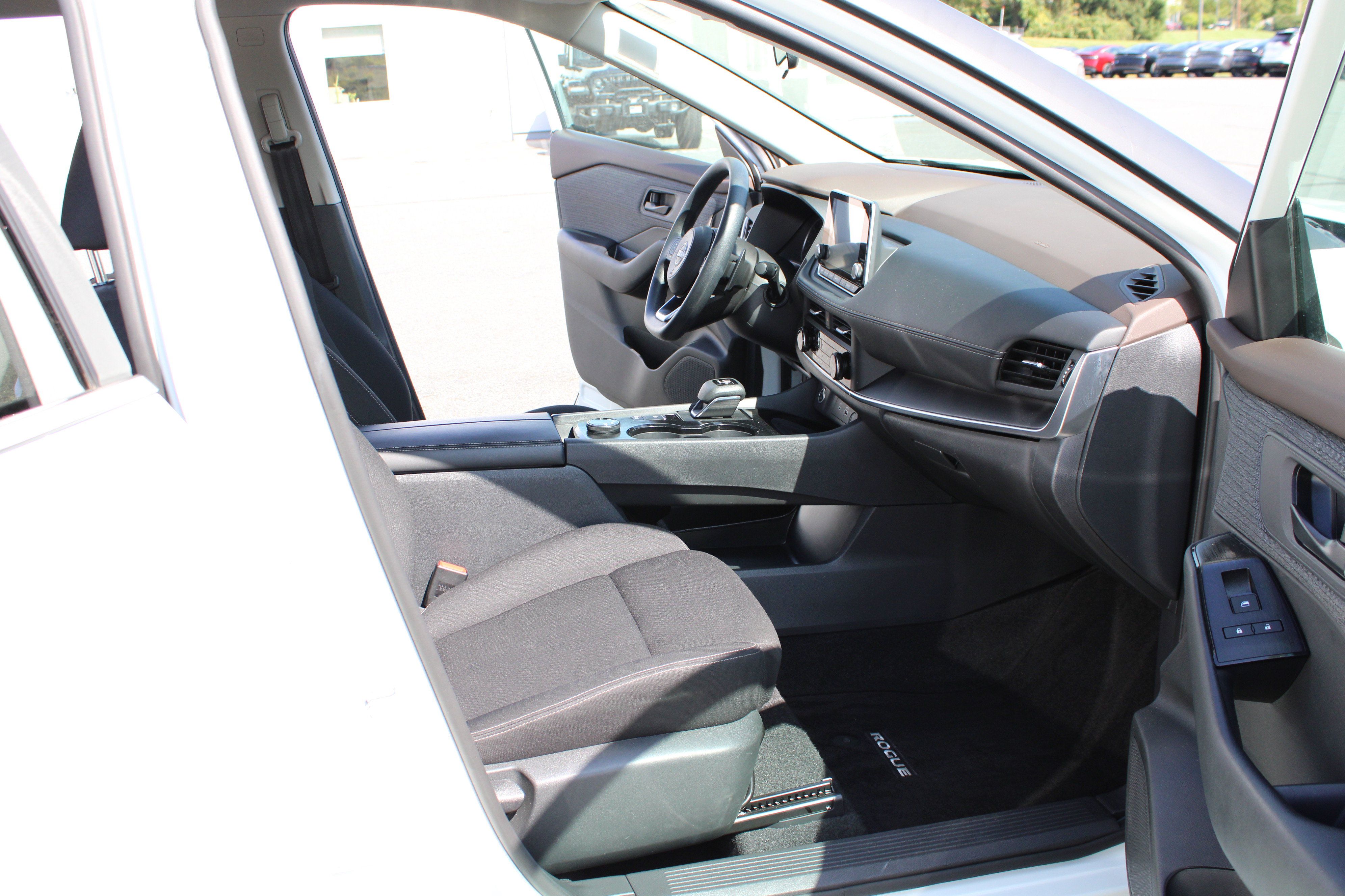 Used 2023 Nissan Rogue S AWD/4WD image 18
