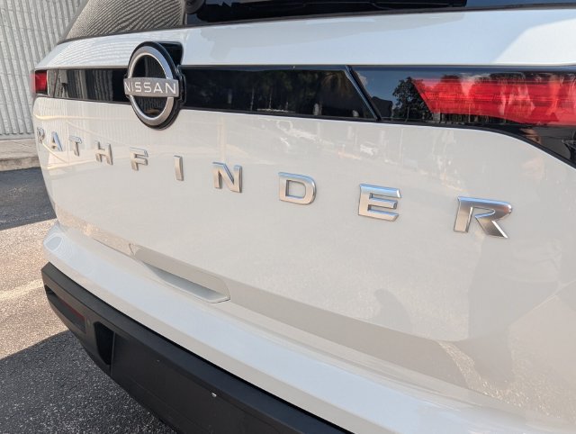 Certified 2025 Nissan Pathfinder S FWD image 9