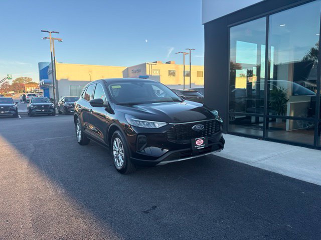 Used 2023 Ford Escape Active w/ Tech Pack #2 AWD/4WD image 1