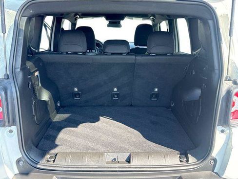 Used 2021 Jeep Renegade Latitude FWD image 20