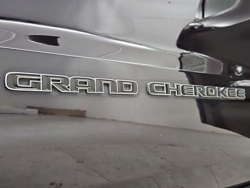Used 2018 Jeep Grand Cherokee Limited AWD/4WD image 12