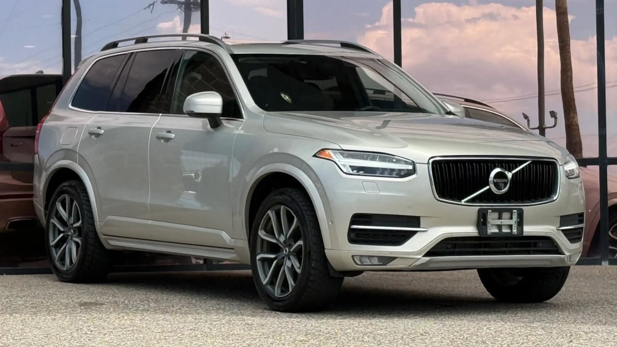 Used 2016 Volvo XC90 T6 Momentum w/ Momentum Plus Package AWD/4WD image 17
