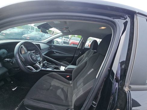 Used 2023 Hyundai Elantra SEL w/ Convenience Package FWD image 9