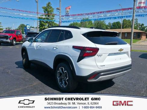 New 2026 Chevrolet Trax LT w/ LT Convenience Package FWD image 7