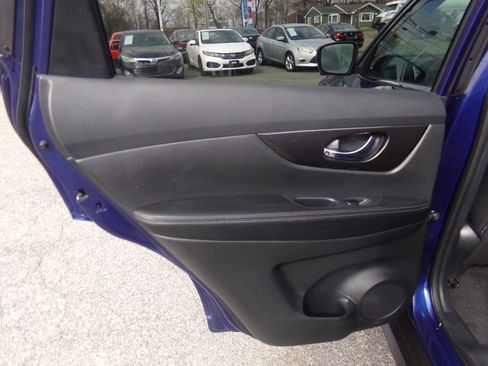 Used 2018 Nissan Rogue SV w/ Premium Package image 32