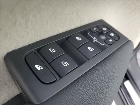 Certified 2025 Volvo XC40 B5 Plus AWD/4WD image 16