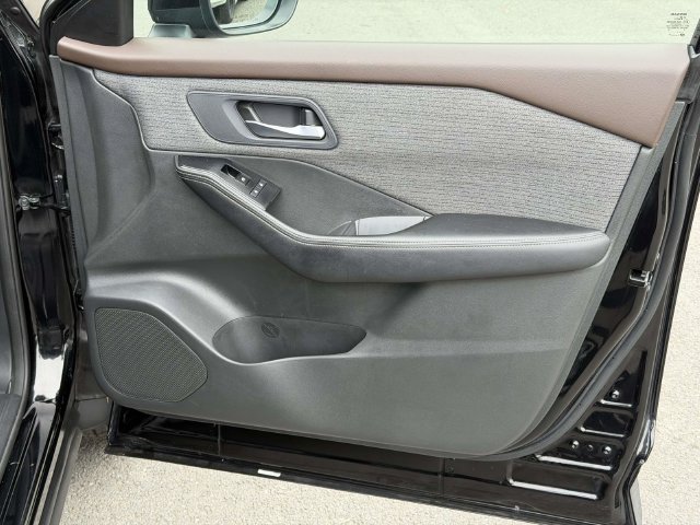 Used 2023 Nissan Rogue SV FWD image 8