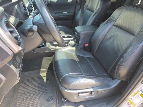 Used 2020 Toyota Tacoma TRD Sport w/ TRD Premium Sport Package AWD/4WD image 14