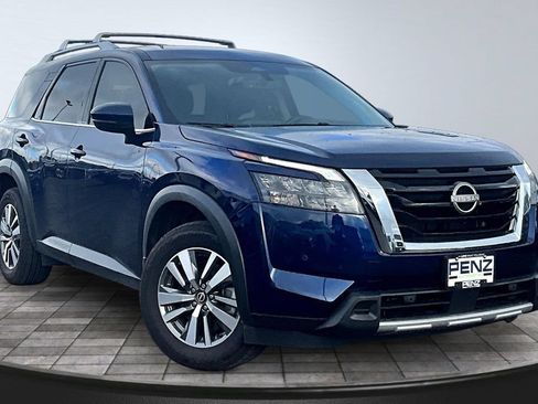 Used 2025 Nissan Pathfinder SL AWD/4WD image 3