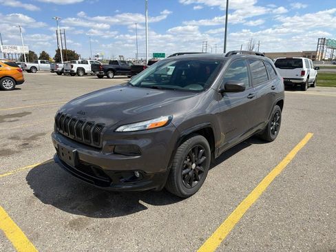 Used 2018 Jeep Cherokee Latitude AWD/4WD image 3