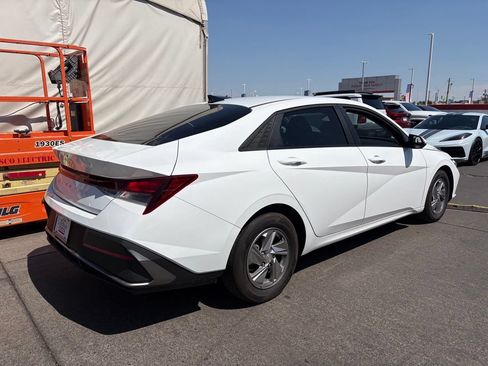 Used 2025 Hyundai Elantra SE w/ Cargo Package FWD image 3