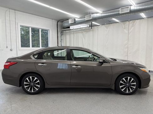 Used 2016 Nissan Altima 2.5 SV w/ Convenience Package FWD image 4