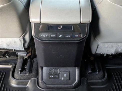 Used 2023 Toyota Highlander Limited image 16