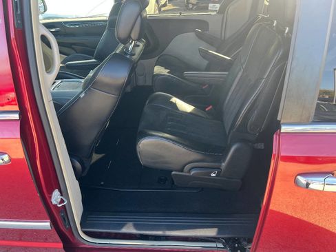 Used 2014 Chrysler Town & Country Touring-L image 22