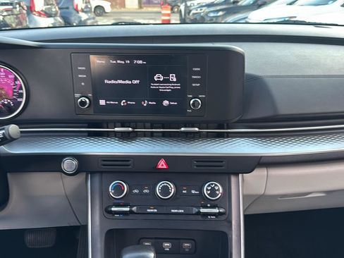 Used 2024 Kia Carnival LX FWD image 9