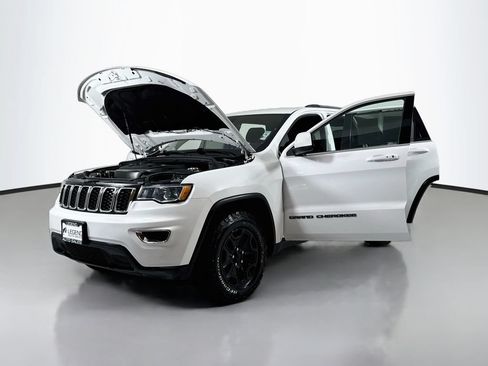 Used 2020 Jeep Grand Cherokee Laredo AWD/4WD image 19