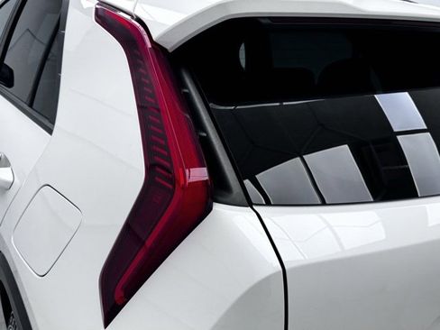 Used 2023 Kia Niro EX image 16