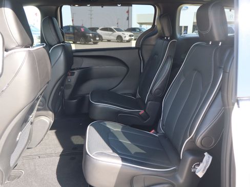 Used 2025 Chrysler Pacifica Limited FWD image 10