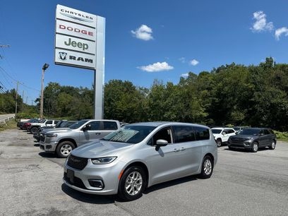 Used 2023 Chrysler Pacifica Touring-L