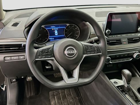 Used 2025 Nissan Altima 2.5 SV image 18