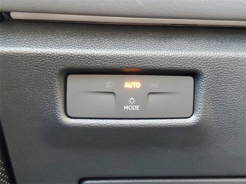 New 2025 Volkswagen Tiguan SE image 21