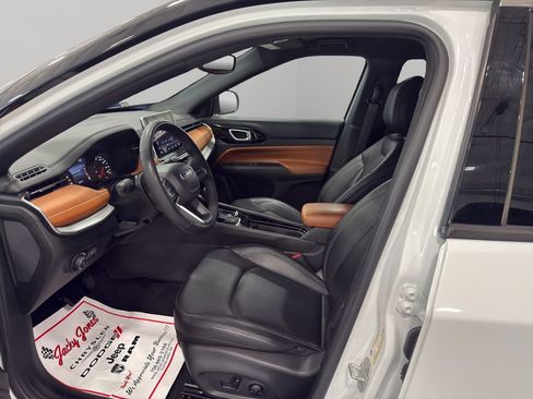 Used 2025 Jeep Compass Limited AWD/4WD image 4