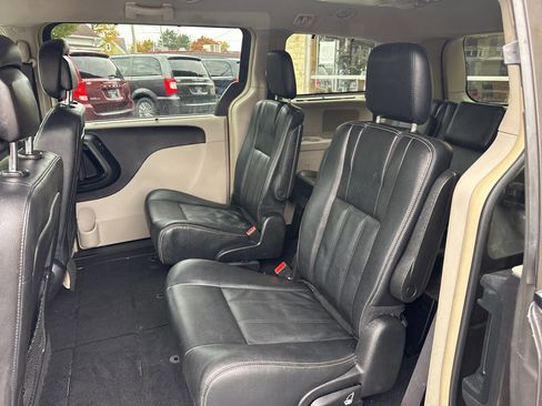 Used 2016 Chrysler Town & Country Touring w/ Driver Convenience Group image 7