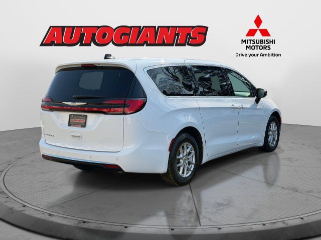 Used 2024 Chrysler Pacifica Touring-L FWD image 4