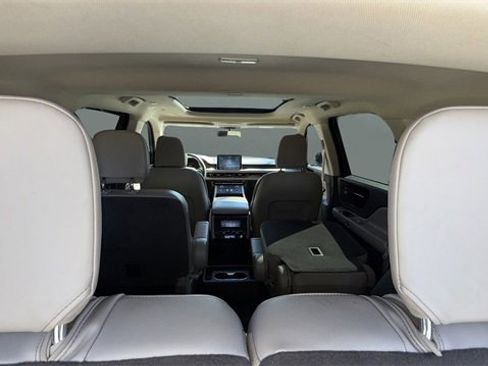 Used 2023 Lincoln Aviator Reserve w/ Equipment Group 201A image 12