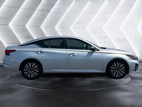 Used 2024 Nissan Altima 2.5 SV FWD image 6