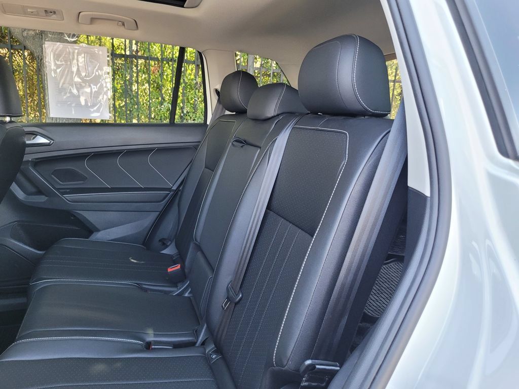 Used 2023 Volkswagen Tiguan SE AWD/4WD image 14