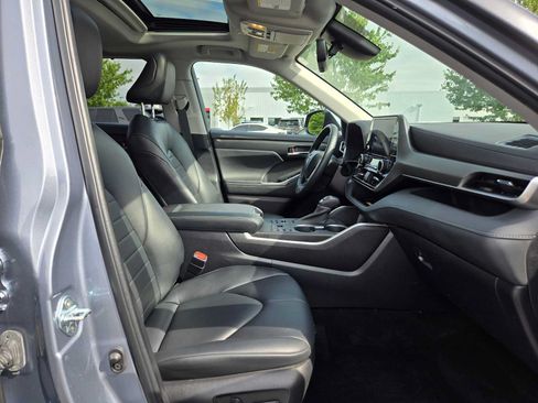 Used 2023 Toyota Highlander XLE AWD/4WD image 14