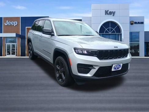 Used 2023 Jeep Grand Cherokee Altitude AWD/4WD image 8