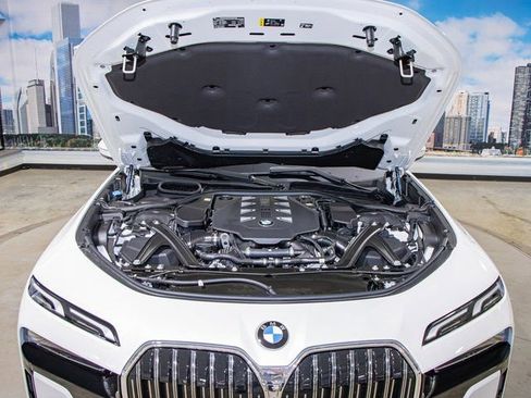 Used 2025 BMW 760i xDrive image 5