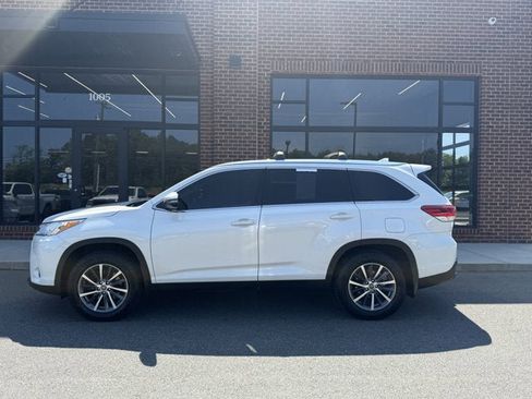 Used 2019 Toyota Highlander XLE AWD/4WD image 3