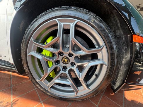 Used 2024 Lamborghini Huracan Sterrato image 23