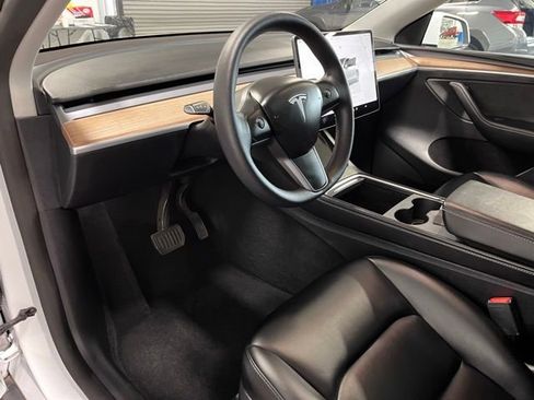 Used 2024 Tesla Model Y Long Range AWD/4WD image 19