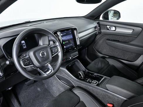 Certified 2025 Volvo XC40 B5 Plus image 6