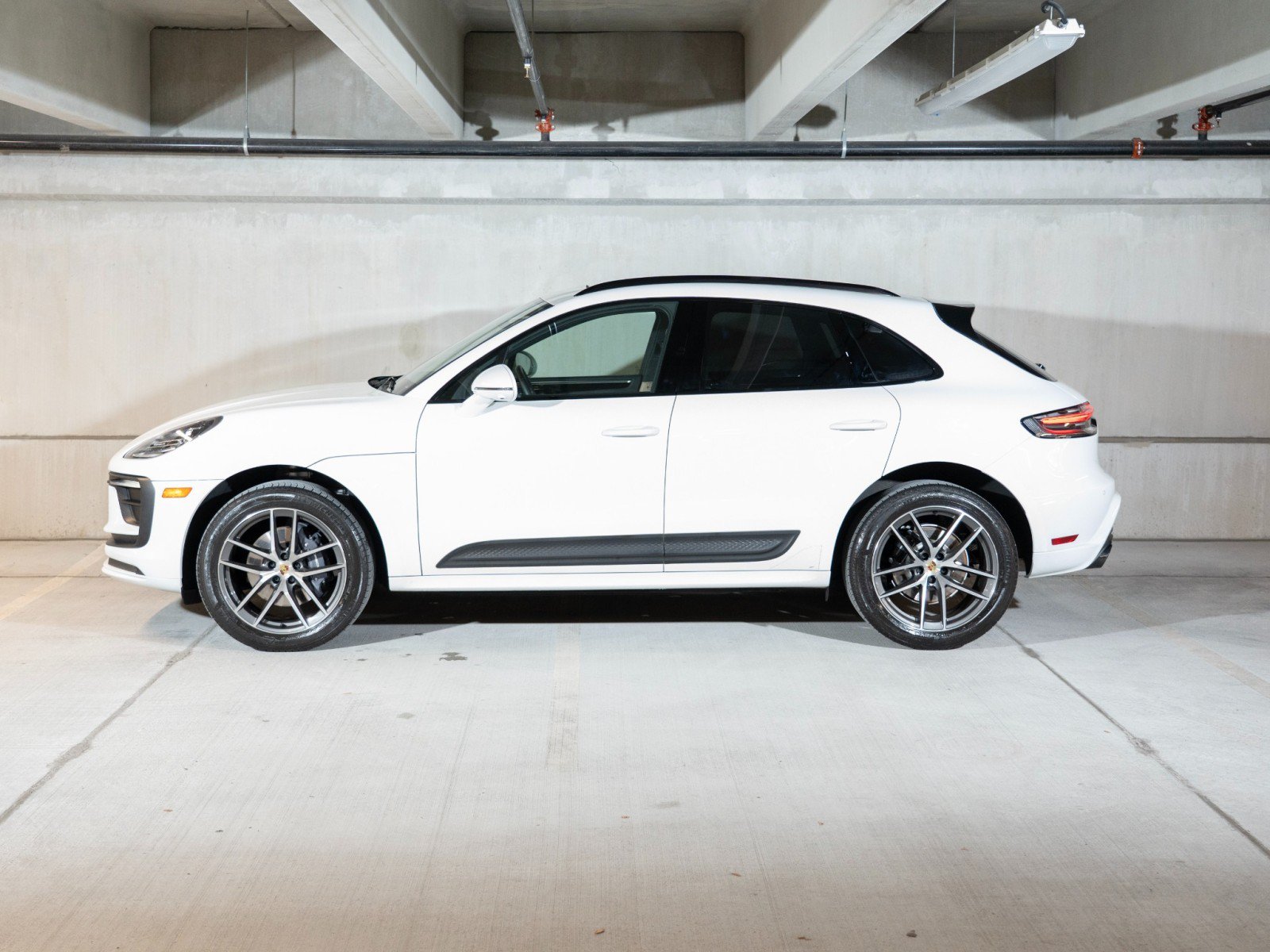 Certified 2023 Porsche Macan AWD/4WD image 2