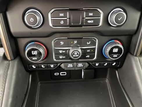 Used 2023 Chevrolet Suburban High Country image 23