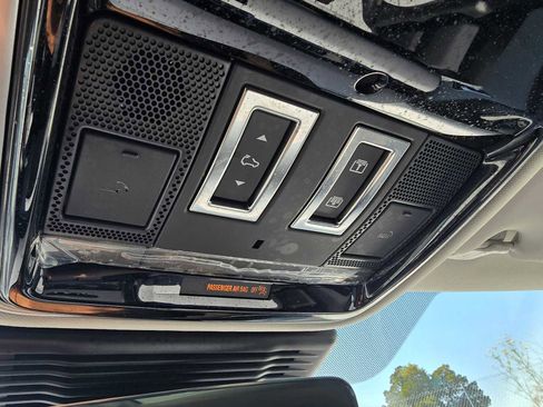 Certified 2025 Land Rover Range Rover Velar Dynamic SE image 33