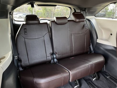 Used 2021 Toyota Sienna Platinum image 26