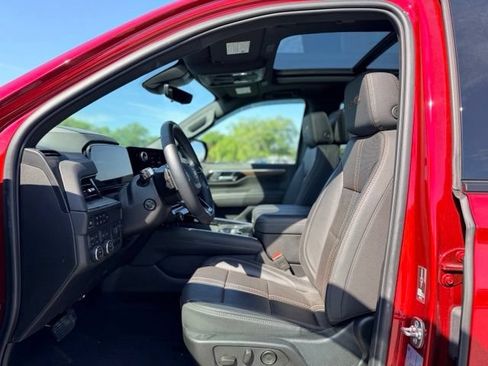 Used 2025 Chevrolet Suburban High Country AWD/4WD image 7